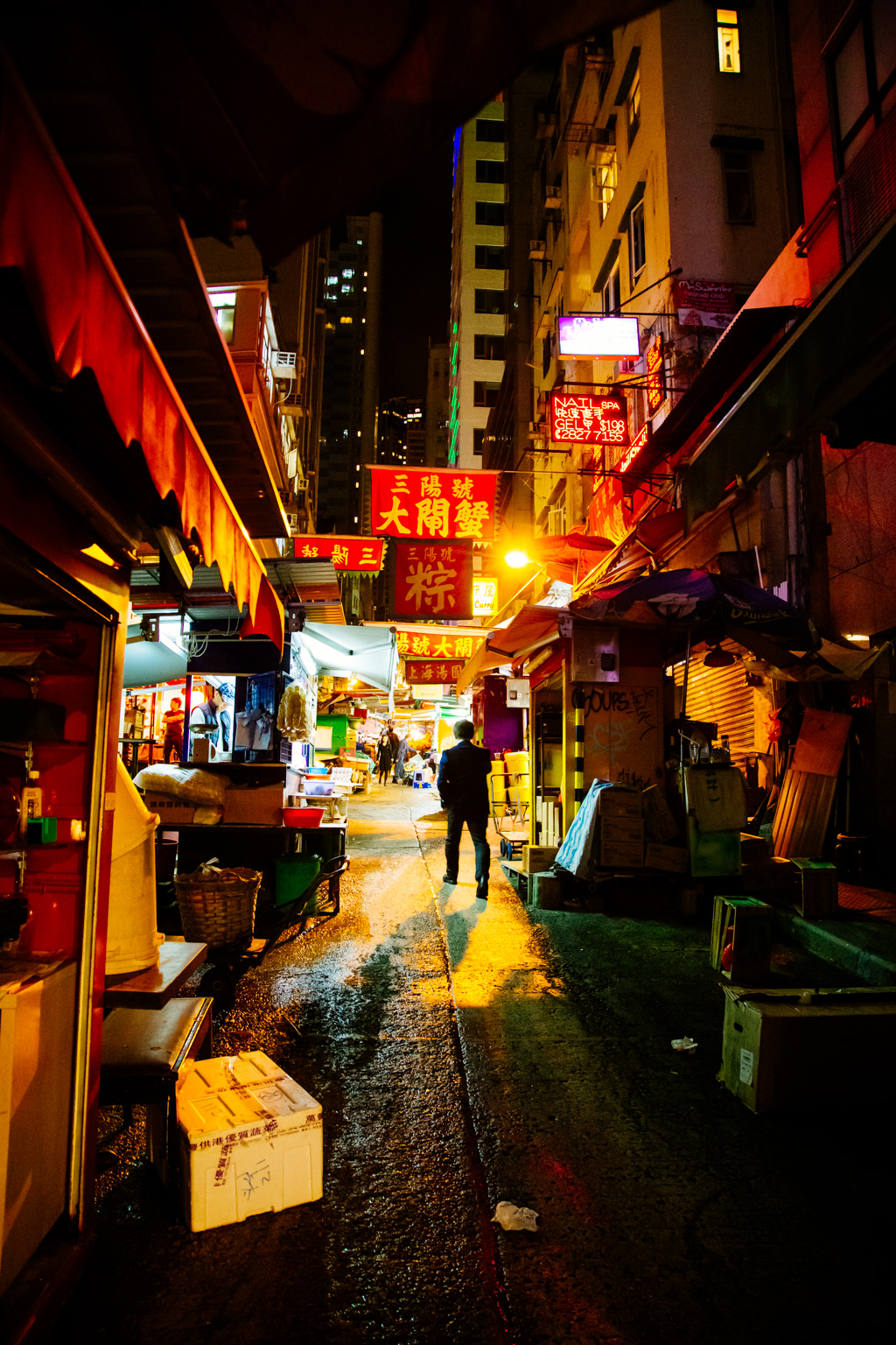 A night stroll through a market