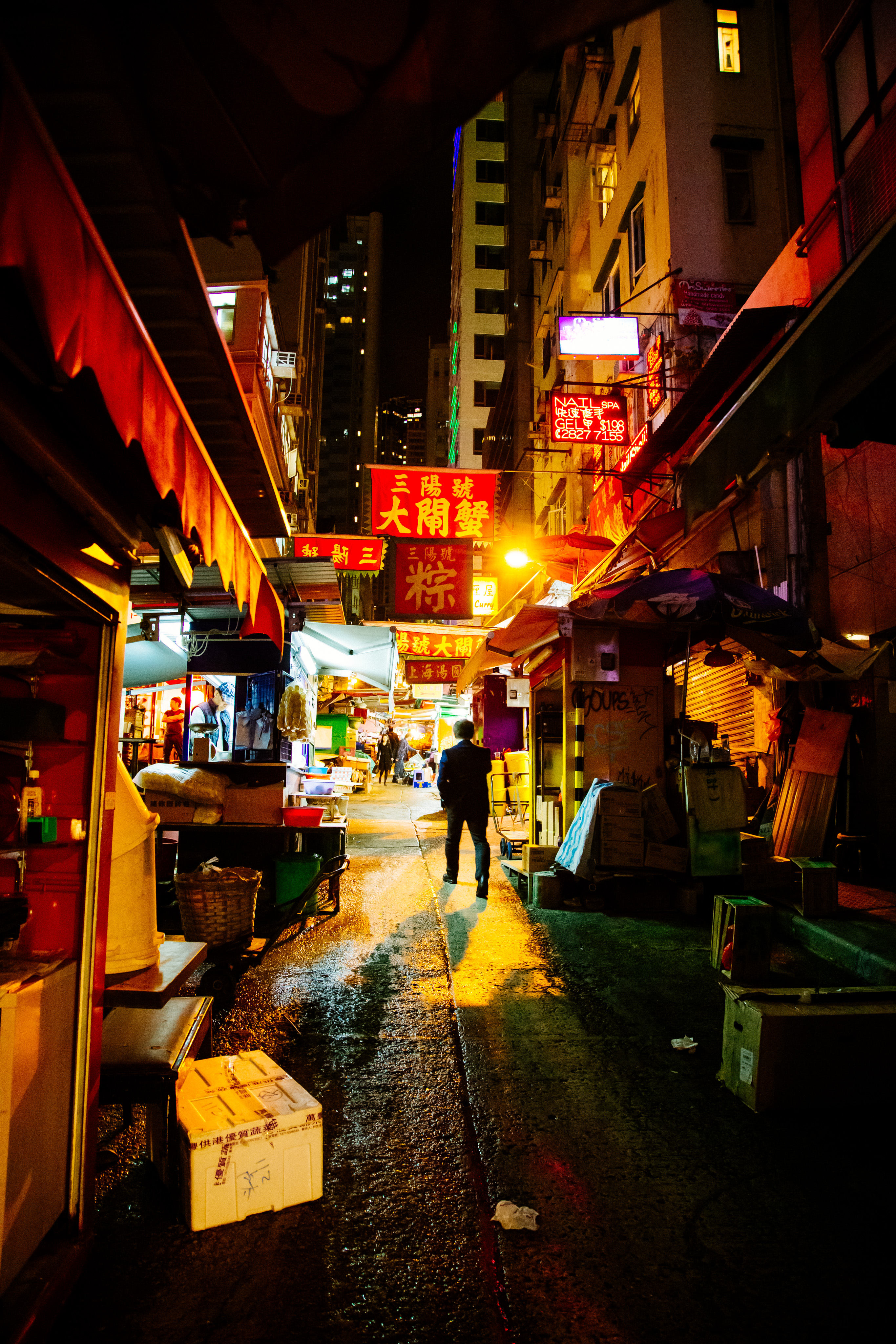A night stroll through a market