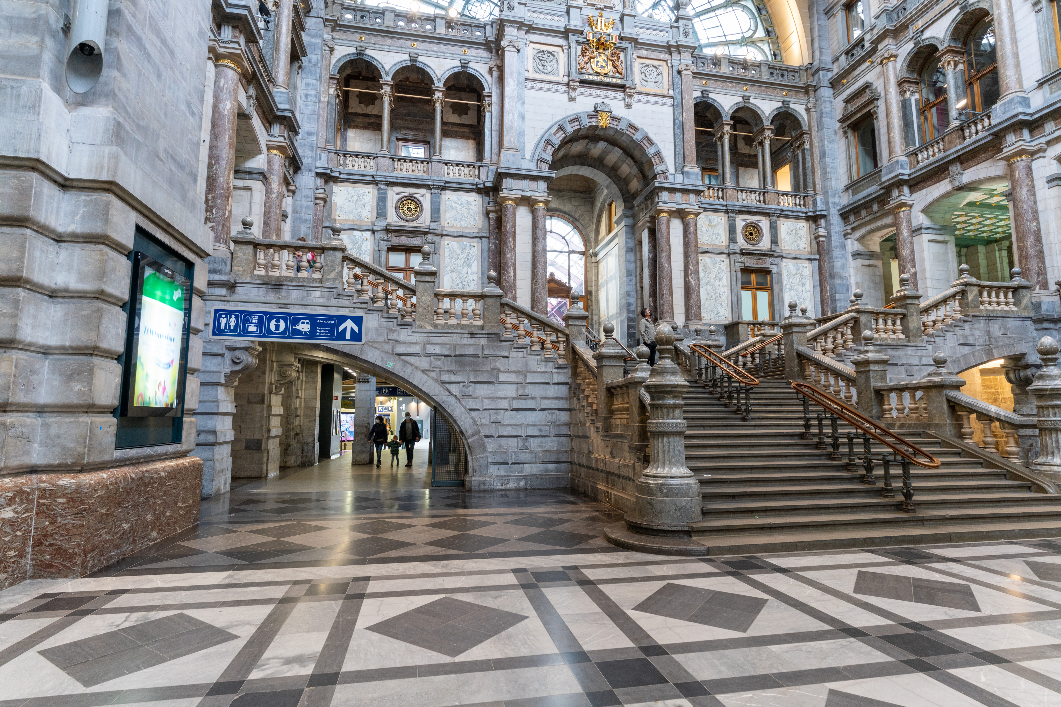 Antwerpen-Centraal side