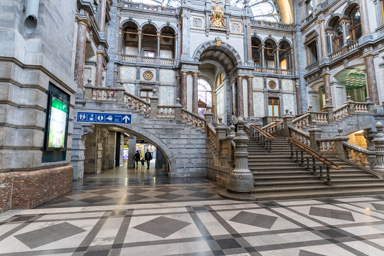 Antwerpen-Centraal side
