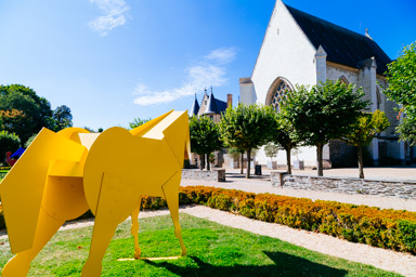 Cheval contre chapelle