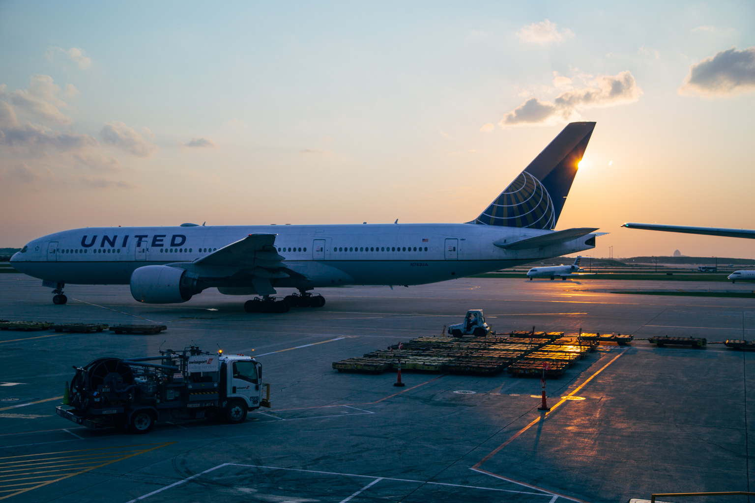 N783UA at sunset